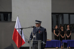 Komendant Wojewódzki Policji przemawia do zgromadzonych