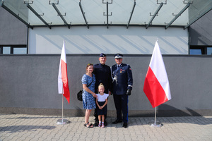 Komendant Wojewódzki Policji wraz z nowo przyjętym policjantem i Jego rodziną