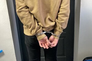 zatrzymany mężczyzna; ma założone kajdanki na ręce trzymane z tyłu