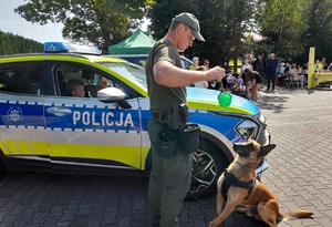 Przeciszów Policyjna Odyseja VI  (9) strażnik i pies obok radiowozu