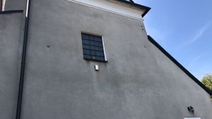 na murze koscioła na wysokosci okna wbuty jest granat pochądzacy z okresu II wojny światowej