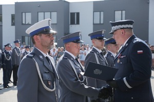 Komendant Wojewódzki Policji wręcza podziękowanie policjantowi sierż. Marcinowi Olesiowi