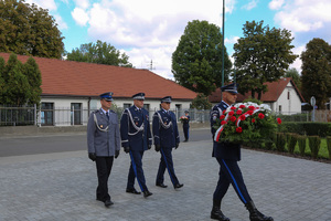 Komendant Wojewódzki składa wieniec przed  Obeliskiem poświęconym funkcjonariuszom Policji Państwowej