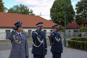 Komendant Wojewódzki składa wieniec przed  Obeliskiem poświęconym funkcjonariuszom Policji Państwowej
