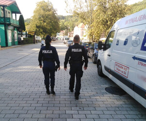 policjant i policjantka w czasie patrolu pieszego