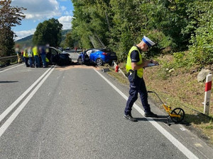 policjant pracuje na miejscu wypadku