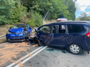 uszkodzone pojazdy na miejscu wypadku