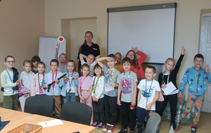 wspólne zdjęcie dzieci z policjantką w sali odpraw