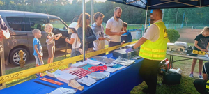 uczestnicy pikniku w trakcie zwiedzania policyjnego namiotu z gadżetami