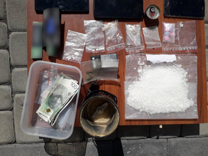 narkotyki i sprzęt do porcjowania na stoliku