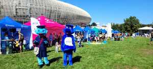 maskotki małopolskiej Policji podczas pikniku przed Tauron Areną Kraków