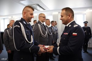 Komendant gratuluje odznaczanym policjantów