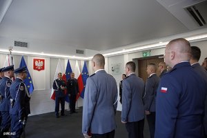 policjant gratuluje odznaczanym policjantów