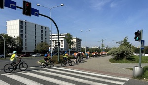 rowerzyści przejeżdżają przez przejazd rowerowy