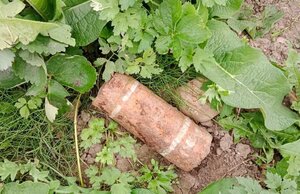 pocisk artyleryjski leżący na polu ornym