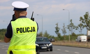 policjant ruchu drogowego podczas kontroli prędkości