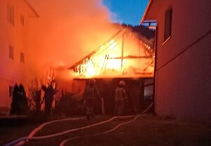 płonący budynek