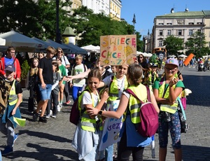 dzieci w marszu, dziewczynka trzyma transparent świecę bo chcę żyć