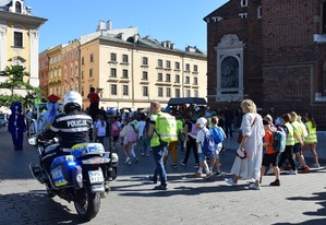 policjant na motocyklu zapewnia bezpieczeństwo uczestników marszu