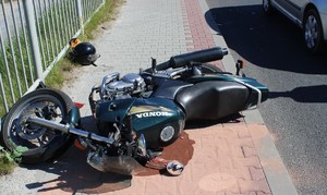 Włosienica wypadek motocykl leży na chodniku
