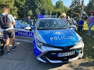 policyjny radiowóz jako atrakcja dla uczestników pikniku