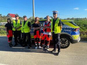 Akcja Road Safety Days 2023 (9) ratownicy i policjanci przed radiowozem