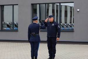 Dowódca uroczystości składa meldunek Komendantowi Wojewódzkiemu Policji