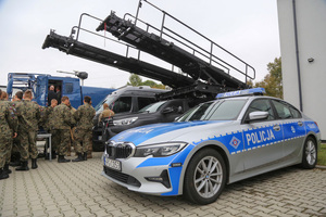 uczniowie klas mundurowych oglądają pojazdy służbowe