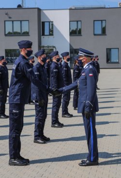 13. Komendant Wojewódzki w trakcie symbolicznego przywitania z przedstawicielem ślubujących policjantów