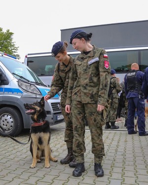 uczennice klasy mundurowej z policyjnym psem służbowym