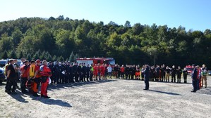 Uczestnicy służb mundurowych i ratowniczych  podczas odprawy w Rytrze