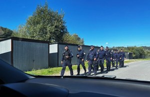 Policjanci plutonu Nieetatowego  Pododziału Prewencji  sądeckiej jednostki Policji - podczas ćwiczeń poszukiwawczo- ratowniczych