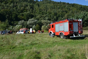 Wóz bojowy Straży Pożarnej - w tle inne służby ratownicze