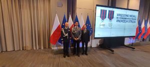 Komendant Główny Policji, Minister Spraw Wewnętrznych i Administracji wraz z odznaczonym policjantem