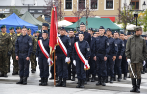 Uczniowie klasy o profilu policyjnym oraz żołnierze na płycie rynku w Bochni