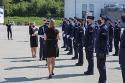 15. Policjanci podczas ślubowania odbierający legitymacje od Komendanta Wojewódzkiego