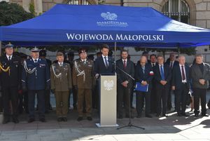 Przemawia Wicewojewoda Małopolski w tle zgromadzeni na uroczystości