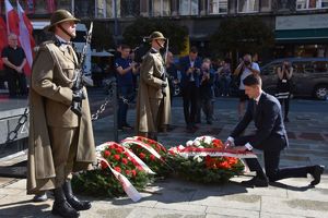 wicewojewoda Małopolski składa kwiaty przed grobem nieznanego żołnierza.