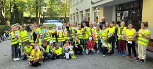 zdjęcie pamiątkowe uczniów z policjantami przed wejściem do szkoły