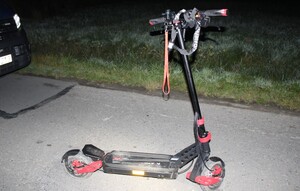 KPP Oświęcim. Hulajnoga stoi na jezdni