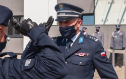 16a. Ślubujący policjant i Komendant Wojewódzki w trakcie wzajemnego oddawania honoru