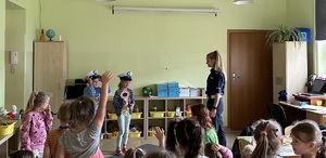 dzieci i policjantki w trakcie zajęć