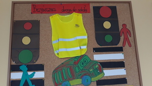 prace uczniów na tablicy dotyczące bezpieczeństwa w  ruch drogowym