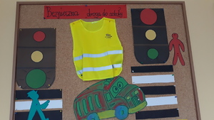 prace uczniów na tablicy dotyczące bezpieczeństwa w  ruch drogowym