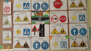 tablica z pracami ucznów dotyczących znaków drogowych