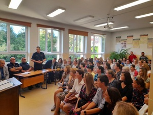 policjant przemawiający do uczestników debaty