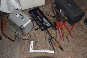 Zdjęcie prezentujące skradzione przedmioty ujawnione w trakcie przeszukania