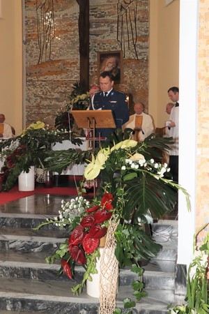 policjant czyta podczas mszy św.