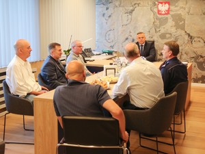 delegaci z wizyta w gabinecie komendanta wojewódzkiego