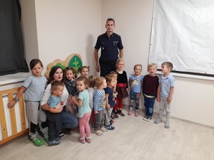 Policjant z dziećmi grupowe zdjęcie